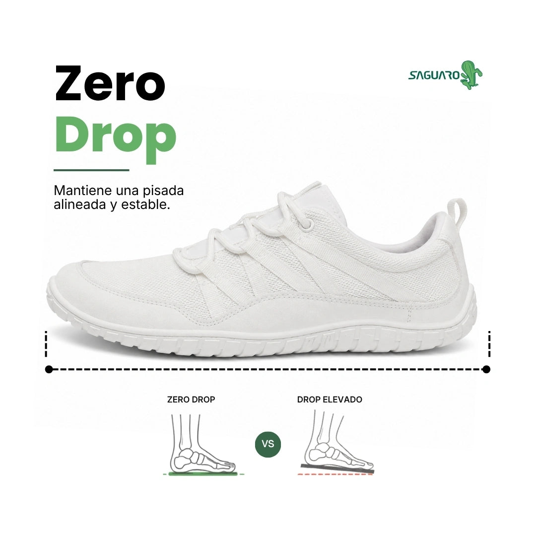Primer plano sistema de cordones en zapatilla outdoor blanca.