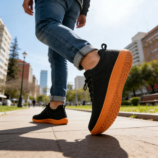 Hombre usando zapatilla minimalista ZZFaber negras.