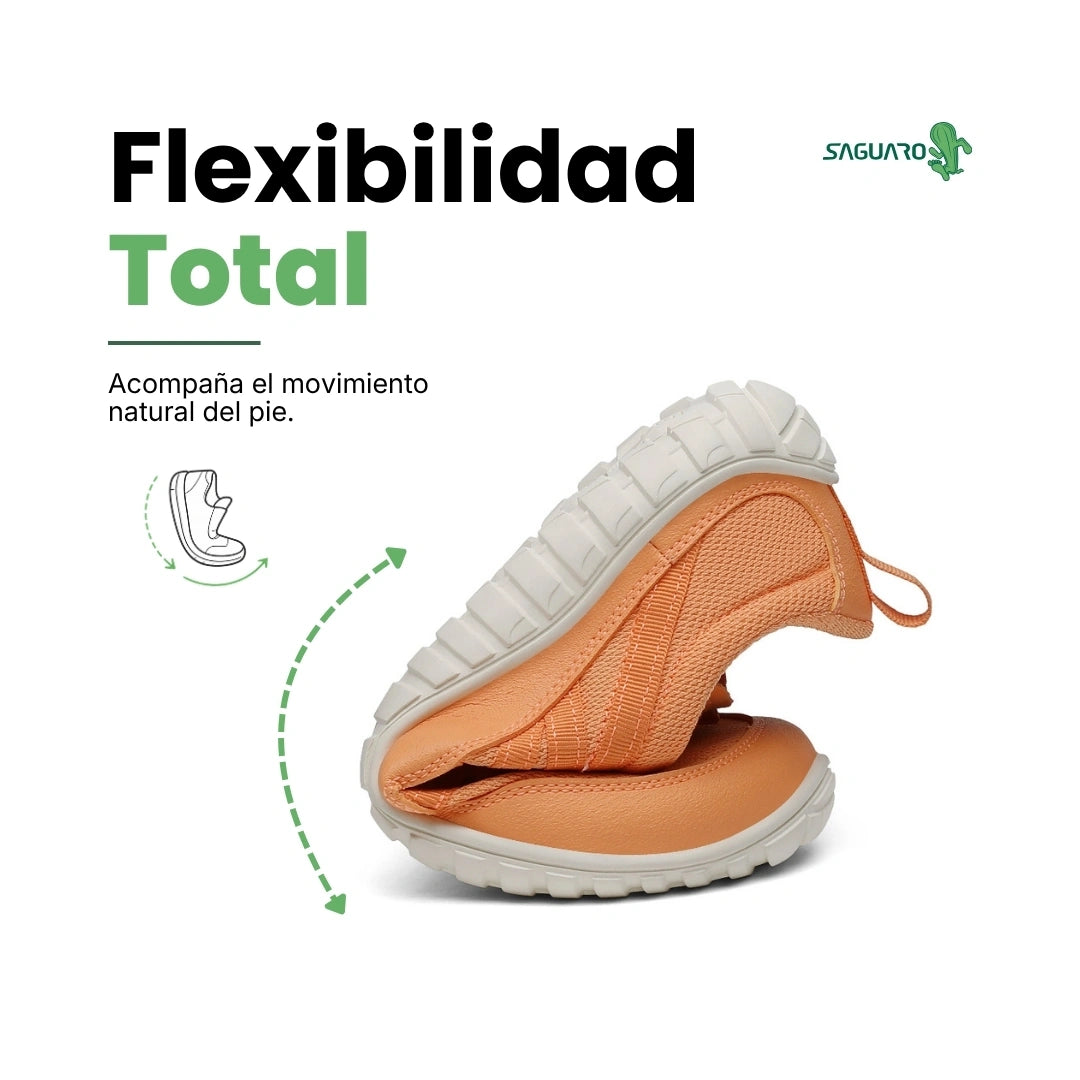 Zapatilla trail naranja doblada mostrando torsión y flexibilidad.