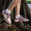 Mujer usando zapatillas Saguaro Wish II rosa al aire libre