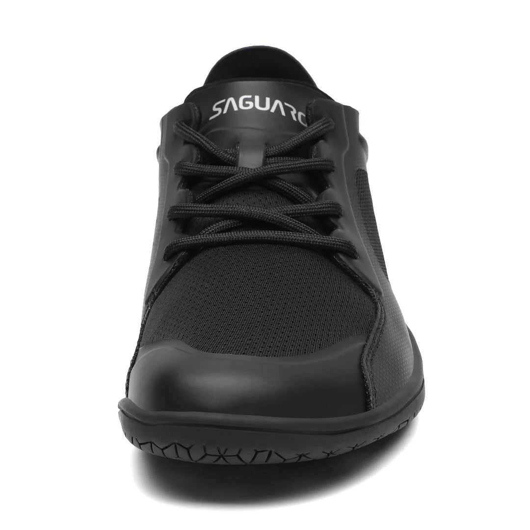 Vista superior zapatilla minimalista negra, espacio para dedos.