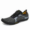 Zapatilla barefoot Saguaro Fast I negro vista diagonal mostrando diseño deportivo minimalista.