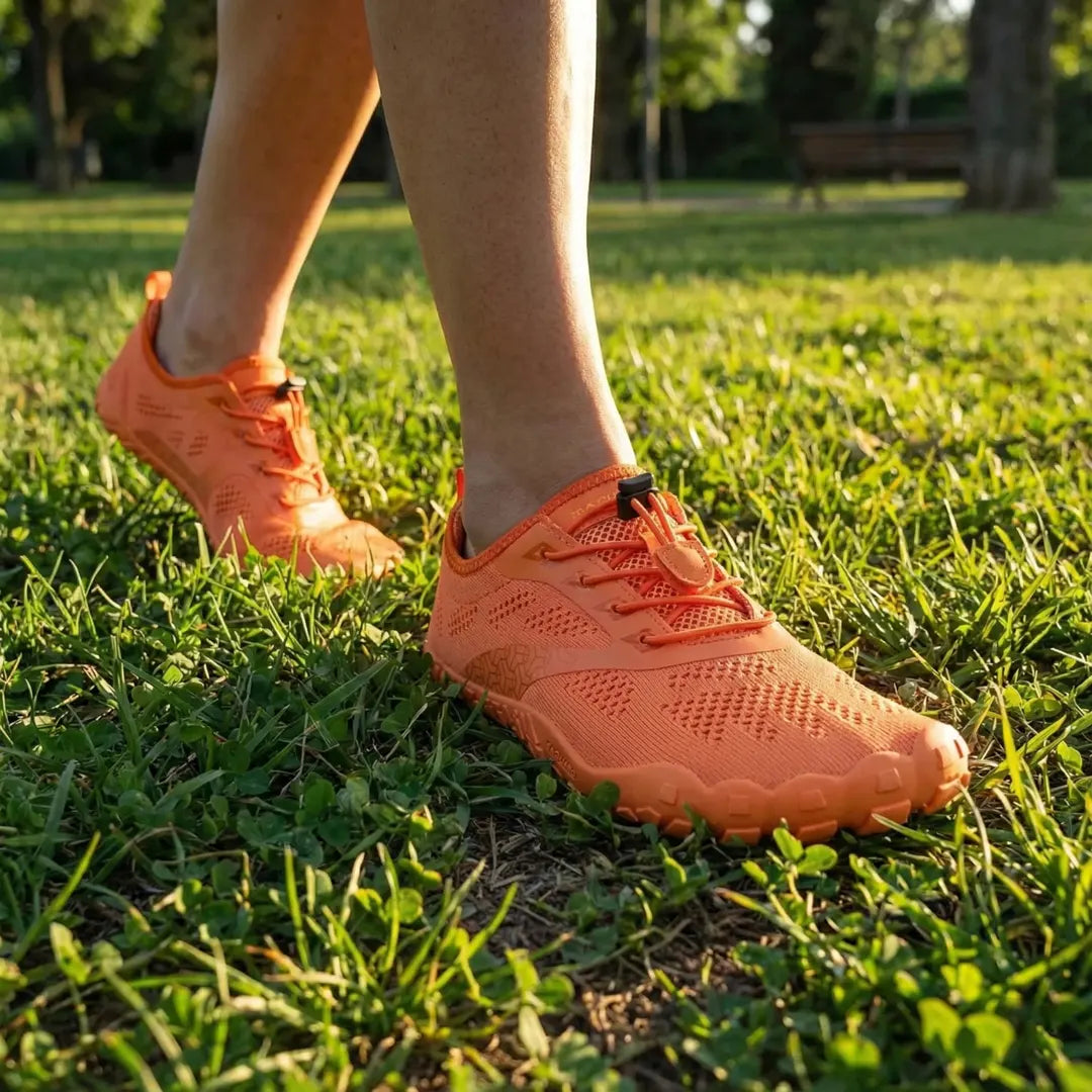 Persona usando zapatillas Smart I naranja en exterior. 
