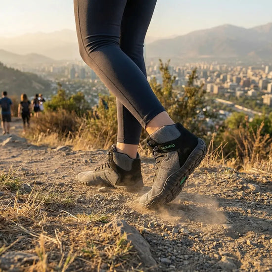 Mujer realizando trekking en Chile con botas barefoot Saguaro Vitality V gris, calzado ergonómico para senderismo en cerros.