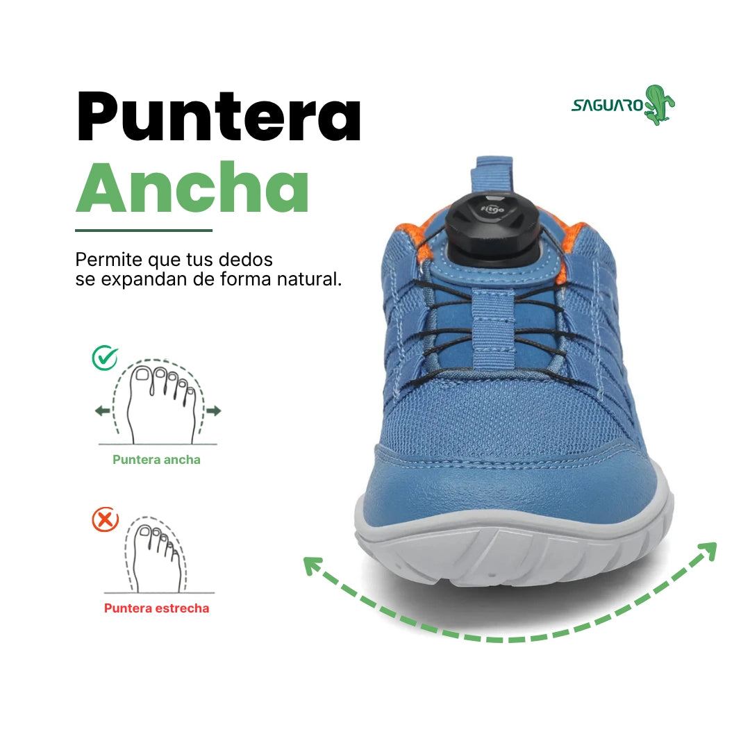 Zapatilla azul con puntera ancha para niño Saguaro, permite el libre movimiento de los dedos en actividades activas.